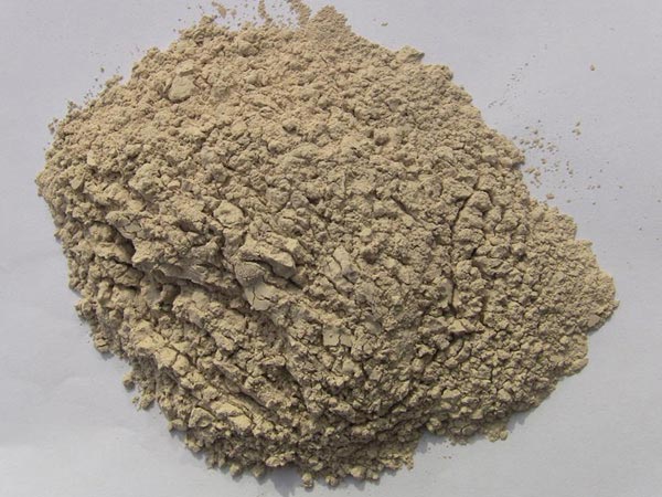 礬土性質(zhì) 礬土主要成分是氧化鋁，為煉鋁和耐火材料的主要原料。白色或灰白色，因含鐵而呈褐黃或淺紅色。密度3.45g/cm3，硬度1～3，不透明，質(zhì)脆。極難熔化，不溶于水，能溶于硫酸、氫氧化鈉溶液。 地區(qū)分布 中國(guó)鋁土礦資源比較豐富，在全國(guó)18個(gè)省、自治區(qū)、直轄市已查明鋁土礦產(chǎn)地205處，其中大型產(chǎn)地72處（不包括臺(tái)灣），主要分布在山西、山東、河北、河南、貴州、四川、廣西、遼寧、湖南等地。 投資前景 1.可用于煉鋁工業(yè)。用于國(guó)防、航空、汽車、電器、化工、日常生活用品等。 2.可用于精密鑄造。礬土熟料加工成細(xì)粉做成鑄模后精鑄。用于軍工、航天、通訊、儀表、機(jī)械及醫(yī)療器械部門。 3.可用于耐火制品。高鋁礬土熟料耐火度高達(dá)1780℃，化學(xué)穩(wěn)定性強(qiáng)、物理性能良好。 4.硅酸鋁耐火纖維。用于鋼鐵、有色冶金、電子、石油、化工、宇航、原子能、國(guó)防等多種工業(yè)，消防人員可用耐火纖維布做成衣服。 5.制造礬土水泥、研磨材料、陶瓷工業(yè)以及化學(xué)工業(yè)可制鋁的各種化合物。 鋁礬土磨粉制備 鋁礬土粉是選用煅燒過的熟鋁礬土礦石用雷蒙磨加工制成的細(xì)粉，粒度通常為100目-325目，在耐火材料行業(yè)得到了廣泛的應(yīng)用。通常加工的流程為先經(jīng)顎式破碎機(jī)進(jìn)行破碎，然后篩分進(jìn)入鋁礬土雷蒙磨或鋁礬土超細(xì)磨粉機(jī)中，進(jìn)行鋁礬土粉制備，使其應(yīng)用更加廣泛。